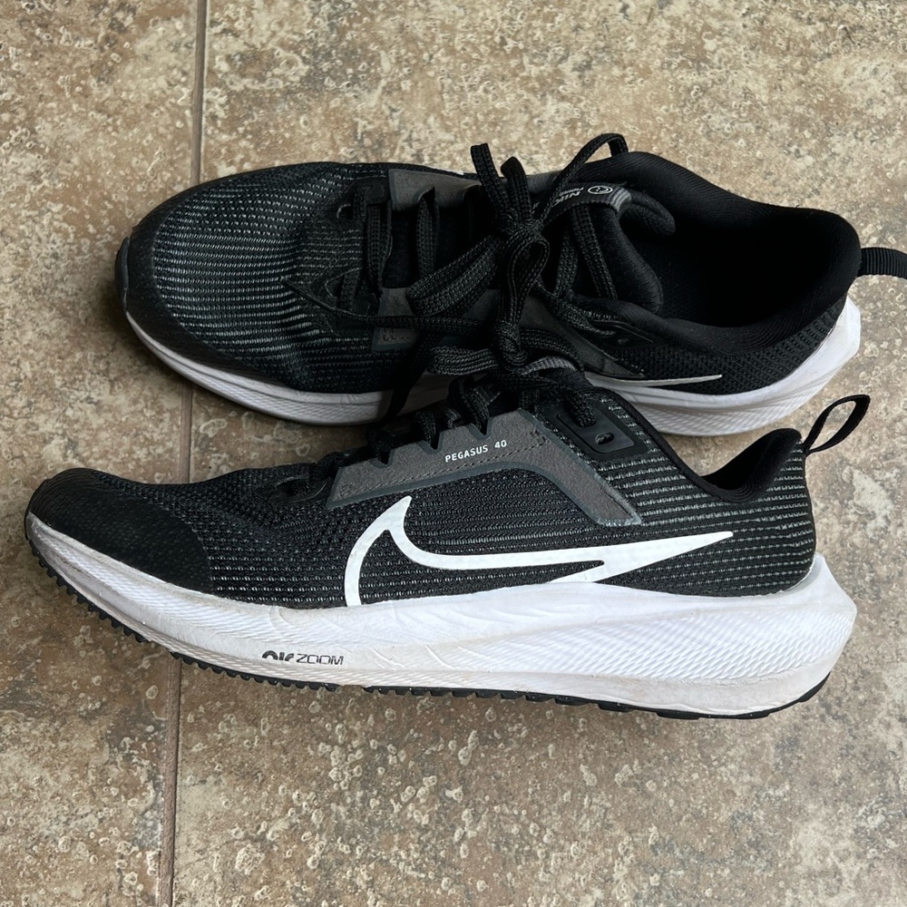 🆕Kids Nike Air Pegasus, EUC.